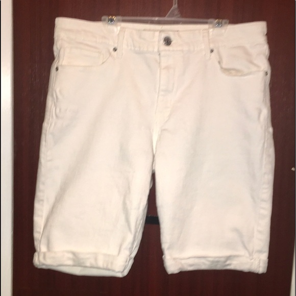 white levi bermuda shorts